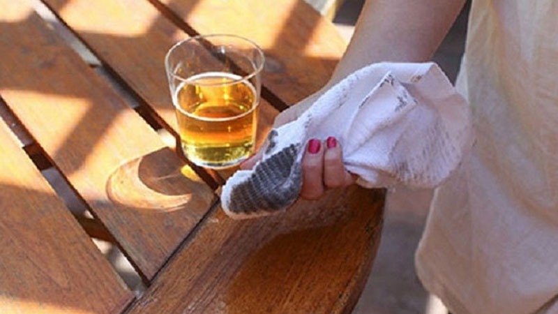 Vệ sinh bàn ghế gỗ có quan trọng không?