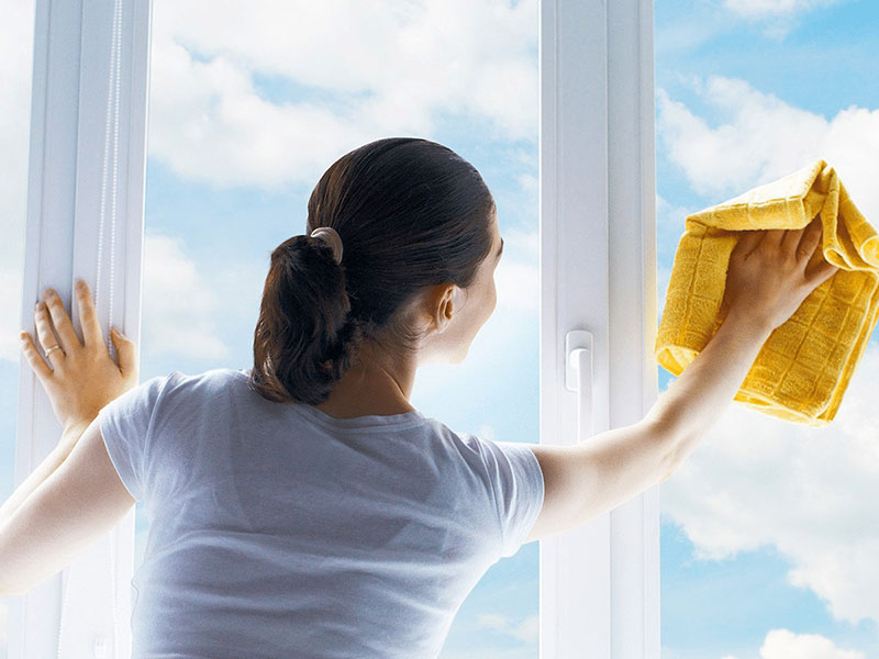 Vệ sinh kính bằng bột phấn