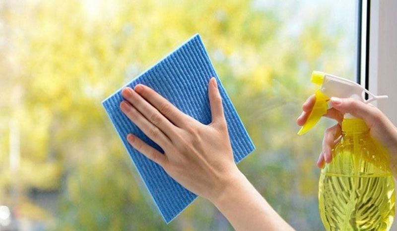 Các cách lau kính không bị mờ, sạch như mới
