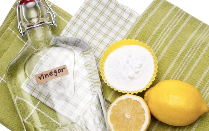 Dùng giấm trắng và chanh Dùng giấm trắng và chanh