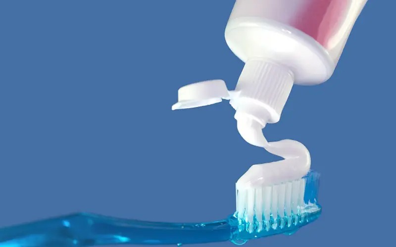 Dùng kem đánh răng tẩy vết mực