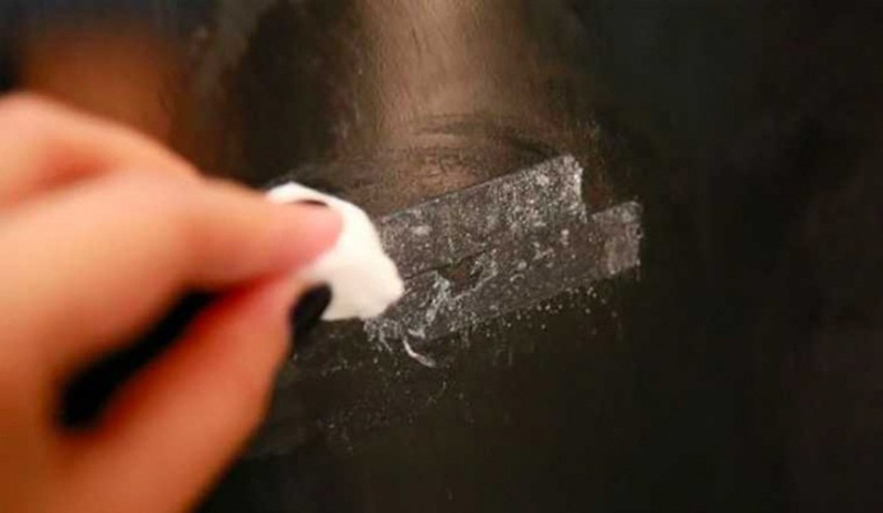 Cách bóc decal không để lại keo bằng dao cạo kính, dao rọc giấy Cách bóc decal không để lại keo bằng dao cạo kính, dao rọc giấy