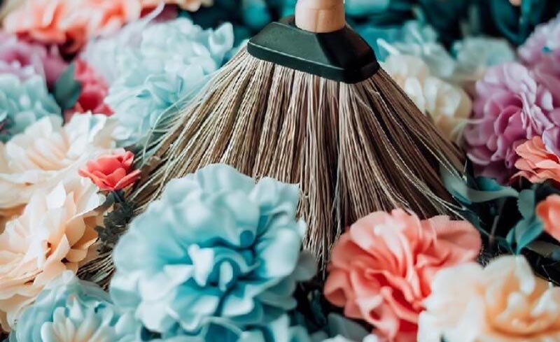 Vệ sinh hoa lụa cơ bản bằng chổi và khăn Vệ sinh hoa lụa cơ bản bằng chổi và khăn
