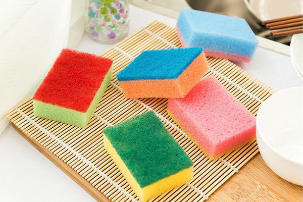 Mẹo lau khe cửa sổ cực nhanh với miếng rửa chén xốp Mẹo lau khe cửa sổ cực nhanh với miếng rửa chén xốp