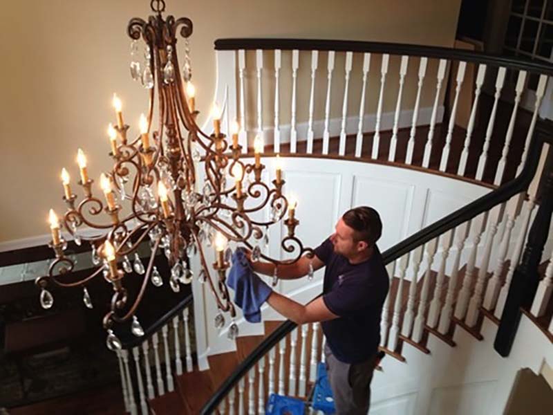 Cách vệ sinh đèn chùm pha lê mà không cần tháo xuống Cách vệ sinh đèn chùm pha lê mà không cần tháo xuống